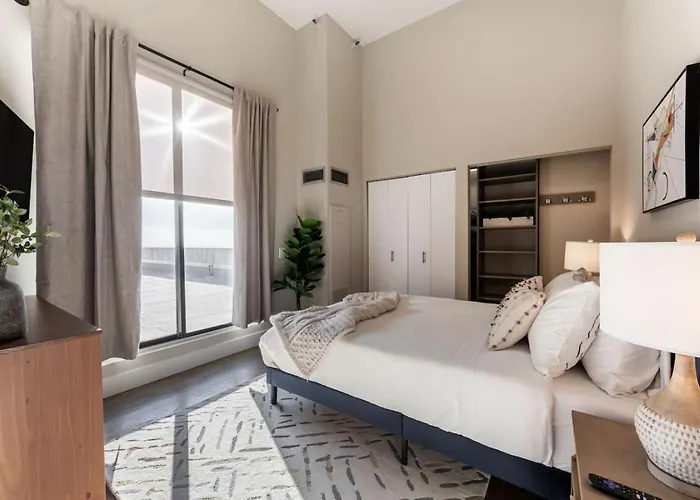 Downtown Penthouse 3bd Views Parking Gym #2